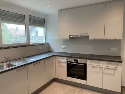 Erstbezug: Frisch renovierte 2,5-Zimmer EG-Wohnung mit Einbauküche und Terrasse in Weil der Stadt