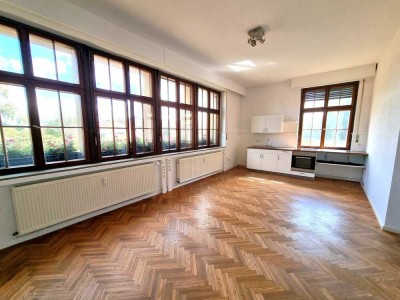 Großzügiges Wohnen im Grünen - Lichtdurchflutete Zwei-Zimmer- Wohnung in einem Niedersachsenhaus
