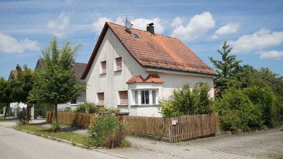 Kleines Einfamilienhaus mit Garage
