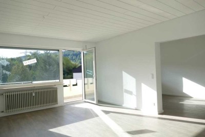 Sanierte, geräumige 4 Zimmer mit Balkon und Garage mit Blick ins Grüne