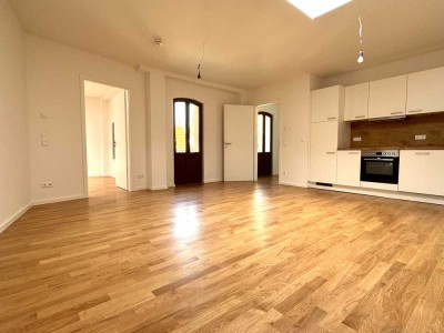 Lichtdurchfluteter *Erstbezug*: 2-Zimmer-Wohnung mit Balkon und moderner Einbauküche