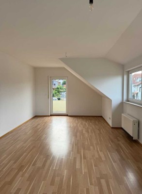 Tolle 3 Zimmer DG Wohnung mit Balkon und Einbauküche in Engstingen