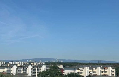 Renov.bedürftige Penthousewohnung mit Skyline-Blick