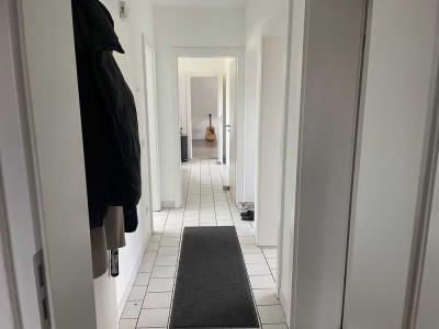 Stilvolle, modernisierte 4-Zimmer-DG-Wohnung mit Balkon und Einbauküche in Krefeld