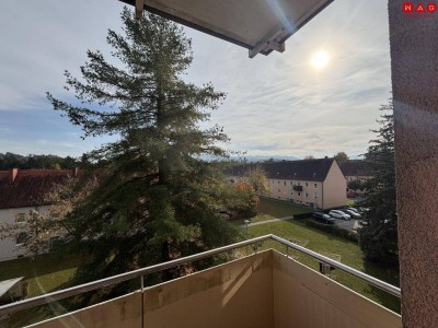 Sonnige Aussichten in ruhiger Grünlage: großzügige 2-Zimmer-Wohnung mit gemütlichem Balkon, moderner Dusche und heller Küche im 3. OG (inkl. Aufzug) – ideal für Singles oder Paare in Steyr-Münichholz!