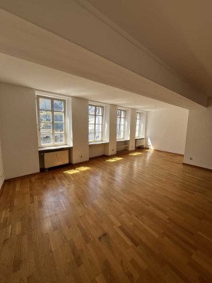 Schöne helle 2 Zimmer Wohnung direkt am Markt zu vermieten