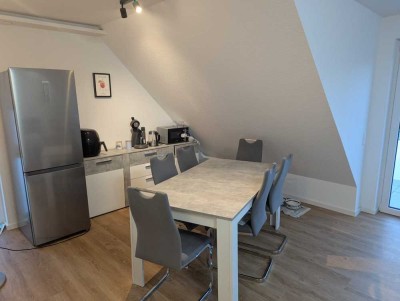 Neuwertige 2-Zimmer-Dachgeschosswohnung mit Balkon