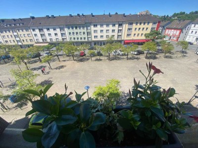 Bequem & zentral - Eigentumswohnung mit zwei Balkonen, eigenem Tiefgaragenstellplatz & einem Aufzug
