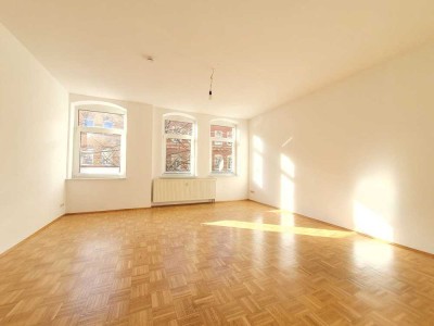 Einbauküche, großer Balkon, WG-geeignet! Geräumige 2-Zimmerwohnung in toller Lage!