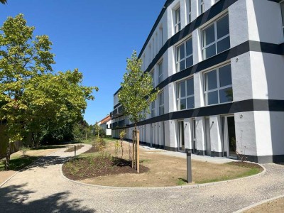 NEUBAU: Moderne, möblierte und barrierefreie 1-Zimmer-Wohnung mit Terrasse & TG-Stellplatz