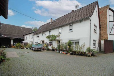 Vielseitiges Mehrfamilienhaus mit Scheune & 6 Garagen in ruhiger Sackgasse von Liederbach