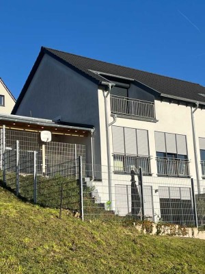 Moderne Doppelhaushälfte mit Fernblick nach Süden in der Berghofer Mark