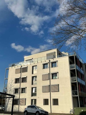 Exklusive, neuwertige 2-Zimmer-Penthouse-Wohnung mit EBK, mega Sonnenterrasse und 2 TG-Stellplätze