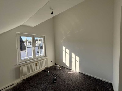 Neu renovierte Dachgeschosswohnung mit nagelneuer Einbauküche: 2 Zimmer + Küche & Südwest-Balkon!