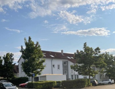 2-Raum-Wohnung mit großem Süd-Balkon und 2 Stellplätzen (Garage + Außenstellplatz)