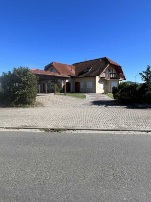 Großzügiges Einfamilienhaus mit Gewerbeanbau in Reddeber