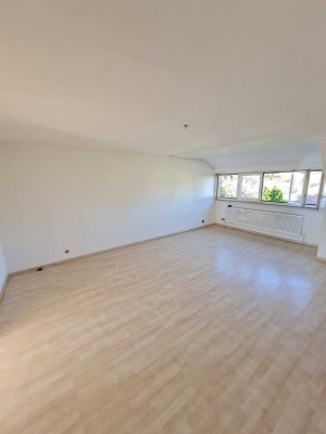 Helle, gepflegte 3 Zimmer Dachgeschosswohnung in Stuttgart Plieningen, nähe Uni Hohenheim