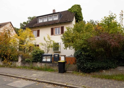 Charmantes Zweifamilienhaus mit idyllische Garten in ruhiger Lage