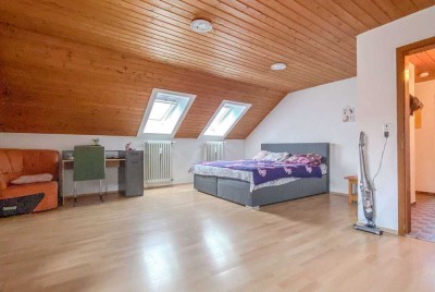 Charmante 2 ZKB Dachgeschosswohnung mit Küchenzeile
in Augsburg-Haunstetten zu vermieten!