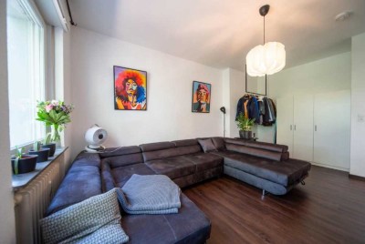 Neuwertige 2,5 Zimmerwohnung mit Parkplatz (10 Min fußläufig zur Stadt)