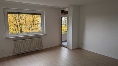 Renovierte 2 Zimmer Wohnung mit Süd/West Balkon in FFM Niederursel