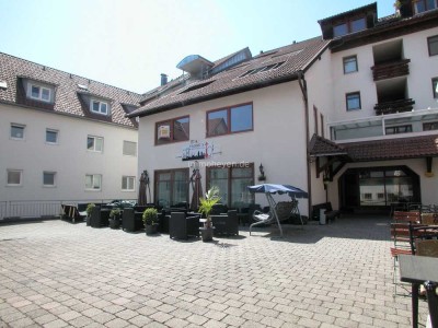 Ebenerdige Einheit in ruhigem Wohn- und Geschäftshaus, zur Umnutzung in eine Wohnung
