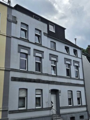 Schöne Altbauwohnung mit 3 Zimmern, ca. 96 m² Wohnfläche und 2 Balkonen