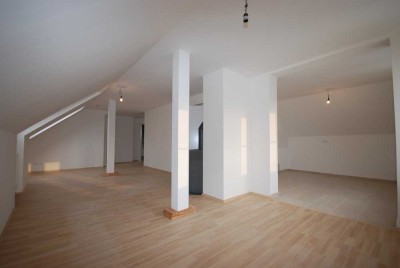Schnöne, helle Dachgeschoß-Wohnung in zentraler Lage