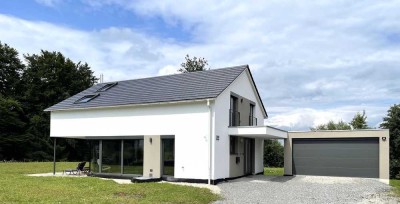 Massivhaus mit Doppelgarage und weitläufigem Grundstück