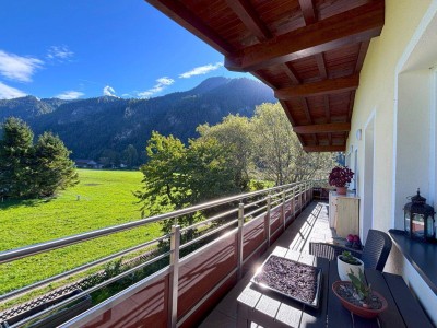 Schlitters: Kernsanierte Dachgeschosswohnung mit Südbalkon, Garten und traumhafter Aussicht