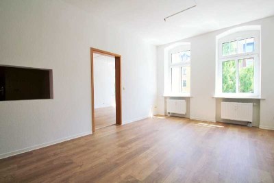 4-ZIMMER-WOHNUNG FÜR JUNGE FAMILIEN - ODER STUDENTEN - WG GEEIGNET - BALKON UND STELLPLATZ...