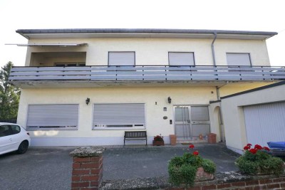 Platz für Ideen und Familie: Zweifamilienhaus mit Garten und Wohnkomfort