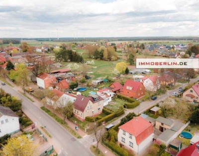 IMMOBERLIN.DE - Renovierungsbedürftiges Einfamilienhaus mit Nebengebäude & Garagen in familiärer Lag