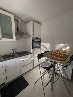 Geschmackvolle, möbilierte,sanierte 1-Zimmer-DG-Wohnung mit Balkon und EBK