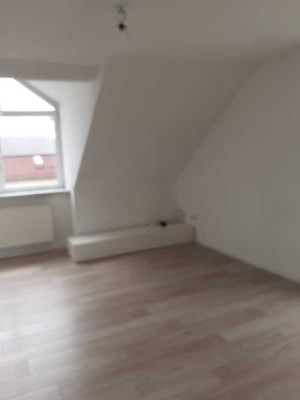 Exklusive, gepflegte 2-Raum-DG-Wohnung mit gehobener Innenausstattung mit Balkon und EBK in Moosburg