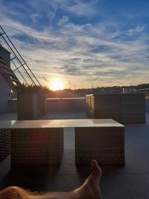 Neuwertige Penthouse Wohnung - mit Aufzug und XL Garage - Möbliert !