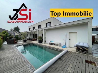 Dieses neuwertige Einfamilienhaus mit beheizten Pool ist ein Blickfang.