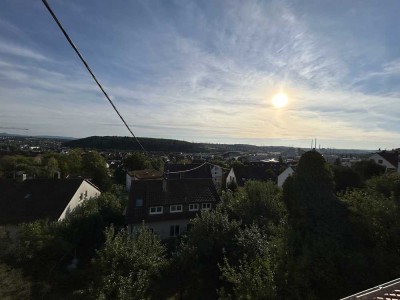 Erstbezug nach energetischer Sanierung mit Panoramablick vom Balkon: exklusive 3-Zimmerwohnung