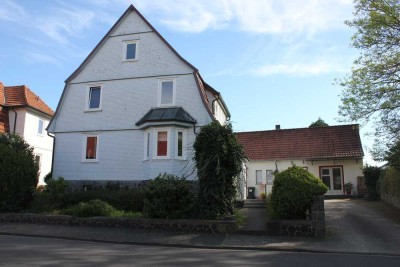Wohnen und Arbeiten an einem Ort. Schönes Einfamilienhaus mit separatem Werkstattgebäude.