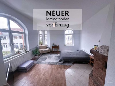 Sanierte 3 Zimmer Altbau-Wohnung (100 qm) in Apelern - Neuer Laminatboden vor Einzug