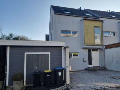 Charmantes Reihenendhaus mit Garten, Terrassen und E-Auto-Ladesäule am Udldinger Weiher