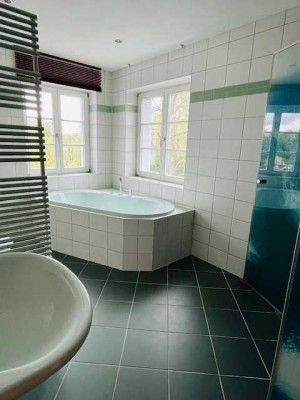 Außergewöhnliche 4,5 Zimmerwohnung mit Einbauküche und riesiger Terrasse im Grünen!