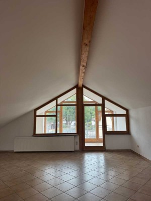 Großzügige Dachgeschosswohnung mit Wintergarten, Balkon & Weitblick – sofort bezugsfrei!