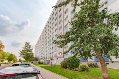 Viele Einkaufsmöglichkeiten und die Straßenbahn in der Nähe