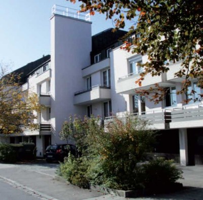 Schöne 1,5 ZKB Dachgeschoss mit kleiner Küche & großem Balkon - für Single Haushalte
