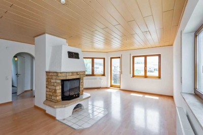 Familienglück auf zwei Ebenen: Großzügige Maisonette-Wohnung mit Kamin, Südbalkon und zwei Bädern!