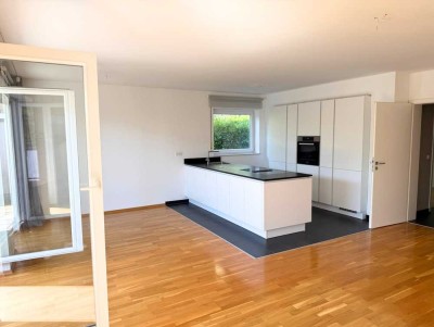 WOHLFÜHLOASE MIT STIL – 3-Zimmer-Erdgeschoss-Wohnung mit Einbauküche, Terrasse und TG-Stellplatz