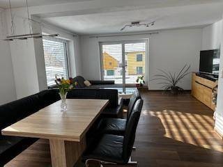 Moderne 4-Zimmer Neubauwohnung mit Terrasse und Garten