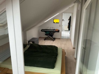 ANFRAGESTOPP!!! Helle 2-Zimmer-Dachgeschoss-Wohnung