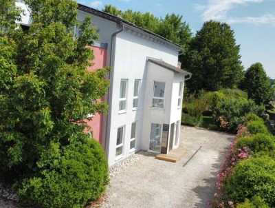 Flexibel nutzbares Gewerbeobjekt mit Halle, Büros, Penthauswohnung und Platz für Erweiterungen